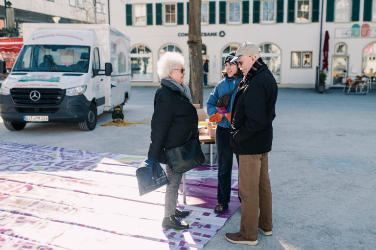 Ein älteres Ehepaar spricht mit einer Mitarbeiterin