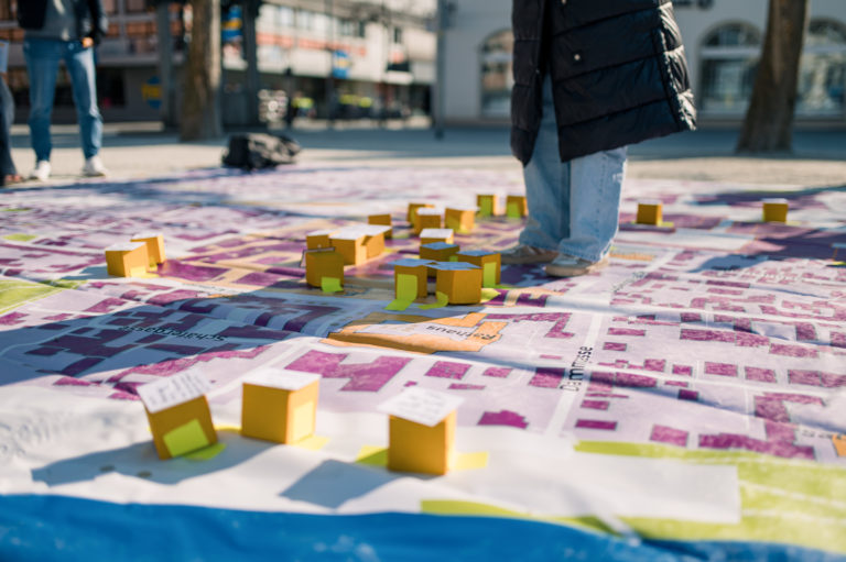 Einige kleine gelbe Würfel sind auf der Bodenkarte verteilt