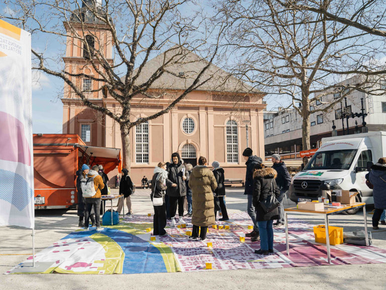 Menschen auf der Bodenkarte vor der Stadtkirche